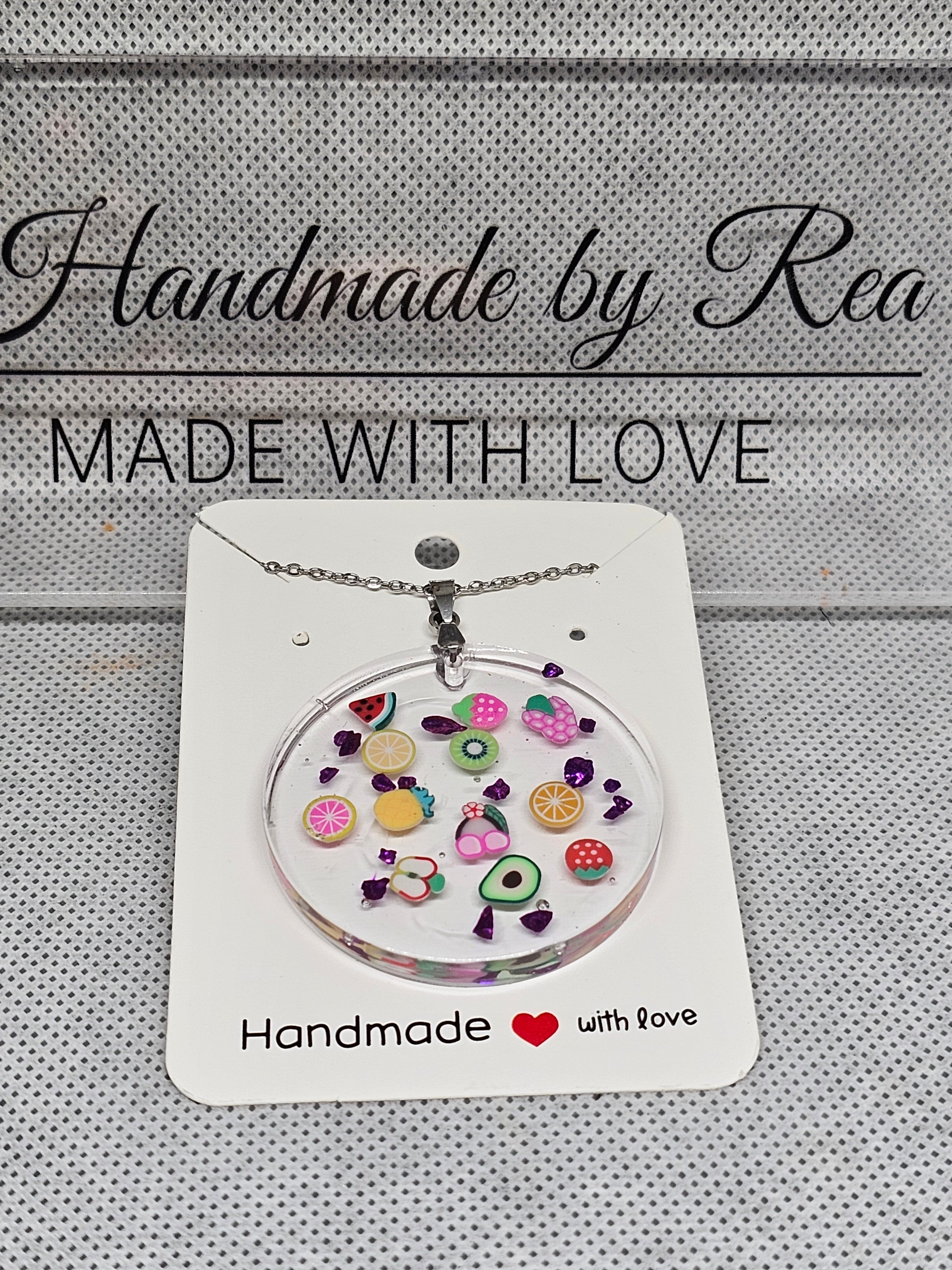 Epoxy Pendant – Fruity Charm (na čeličnoj ogrlici)