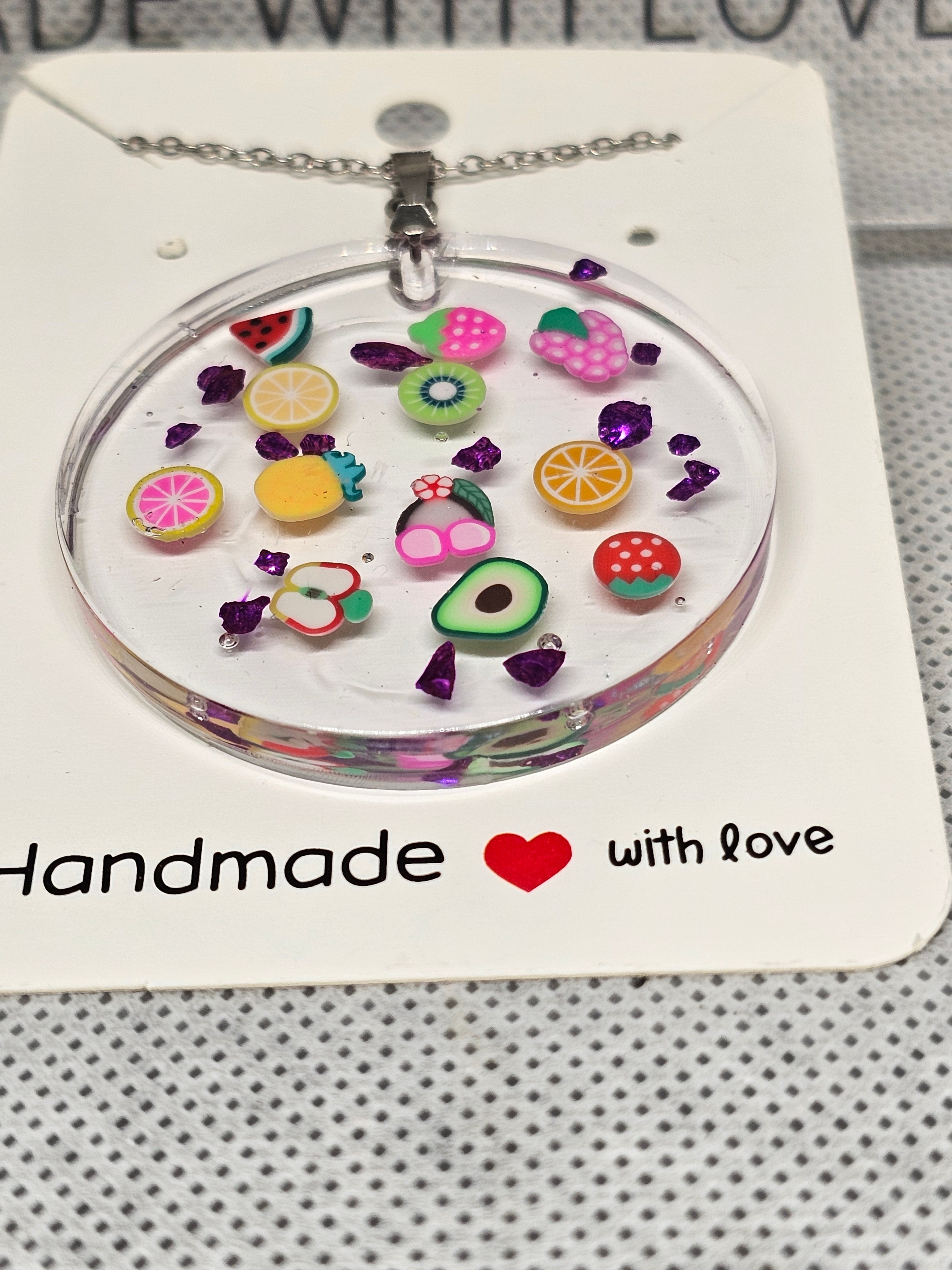 Epoxy Pendant – Fruity Charm (na čeličnoj ogrlici)