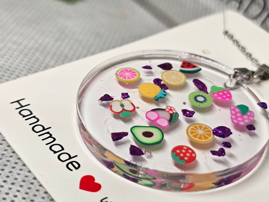 Epoxy Pendant – Fruity Charm (na čeličnoj ogrlici)