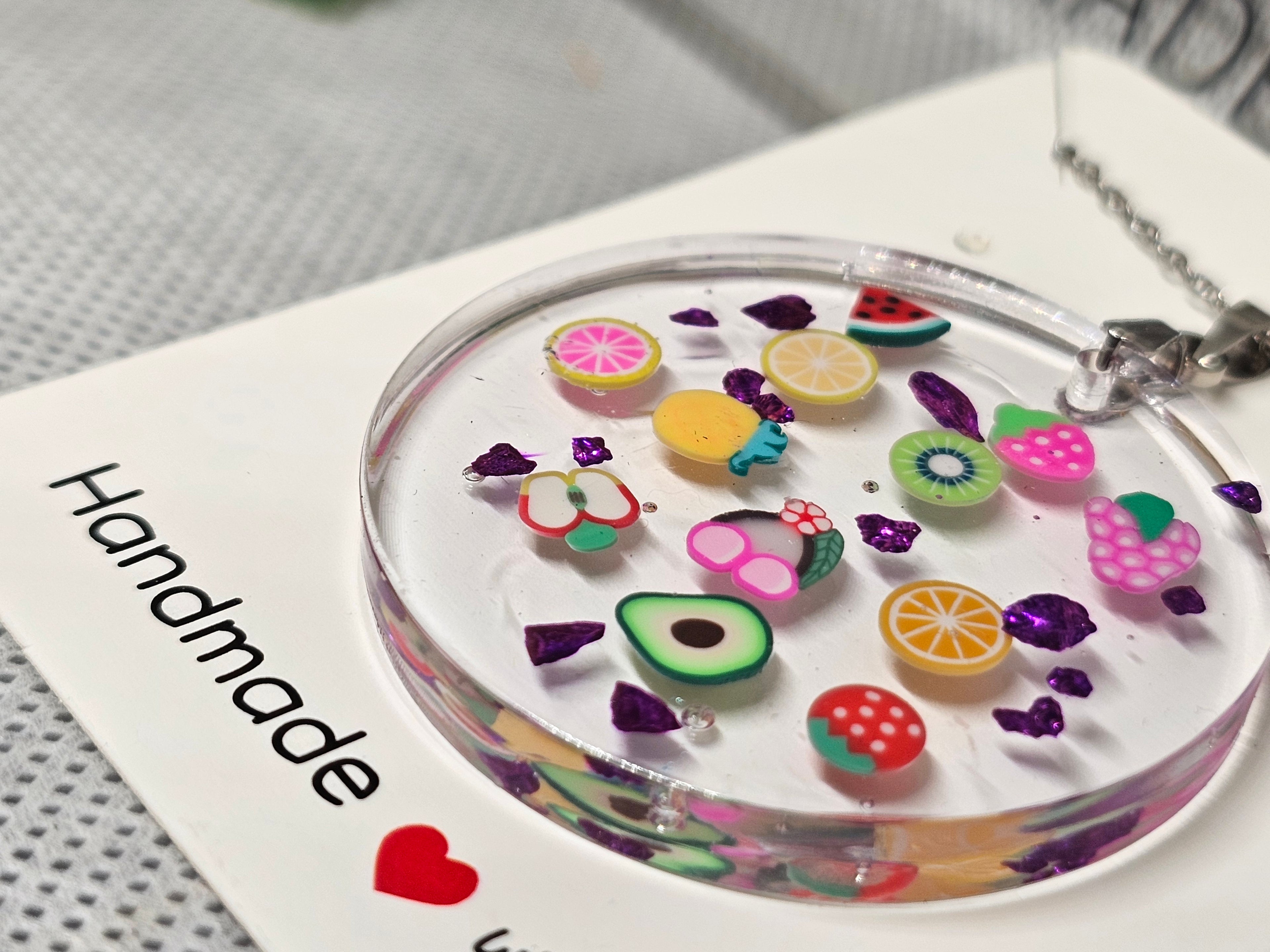 Epoxy Pendant – Fruity Charm (na čeličnoj ogrlici)