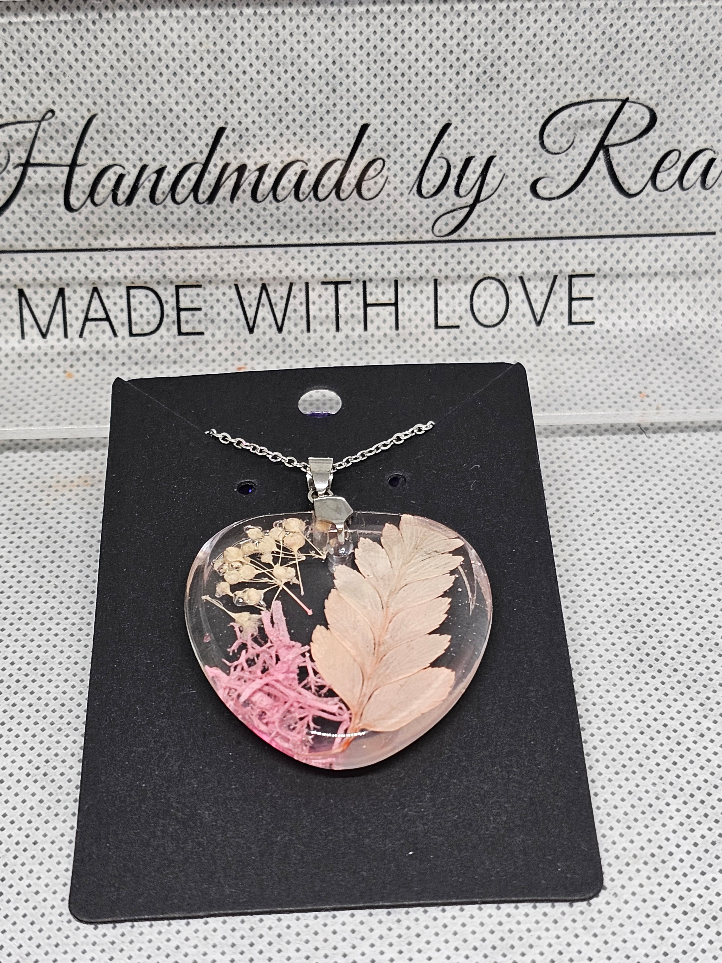 Privjesak od epoksida sa sušenim cvijećem – ružičasti botanikal na čeličnoj ogrlici