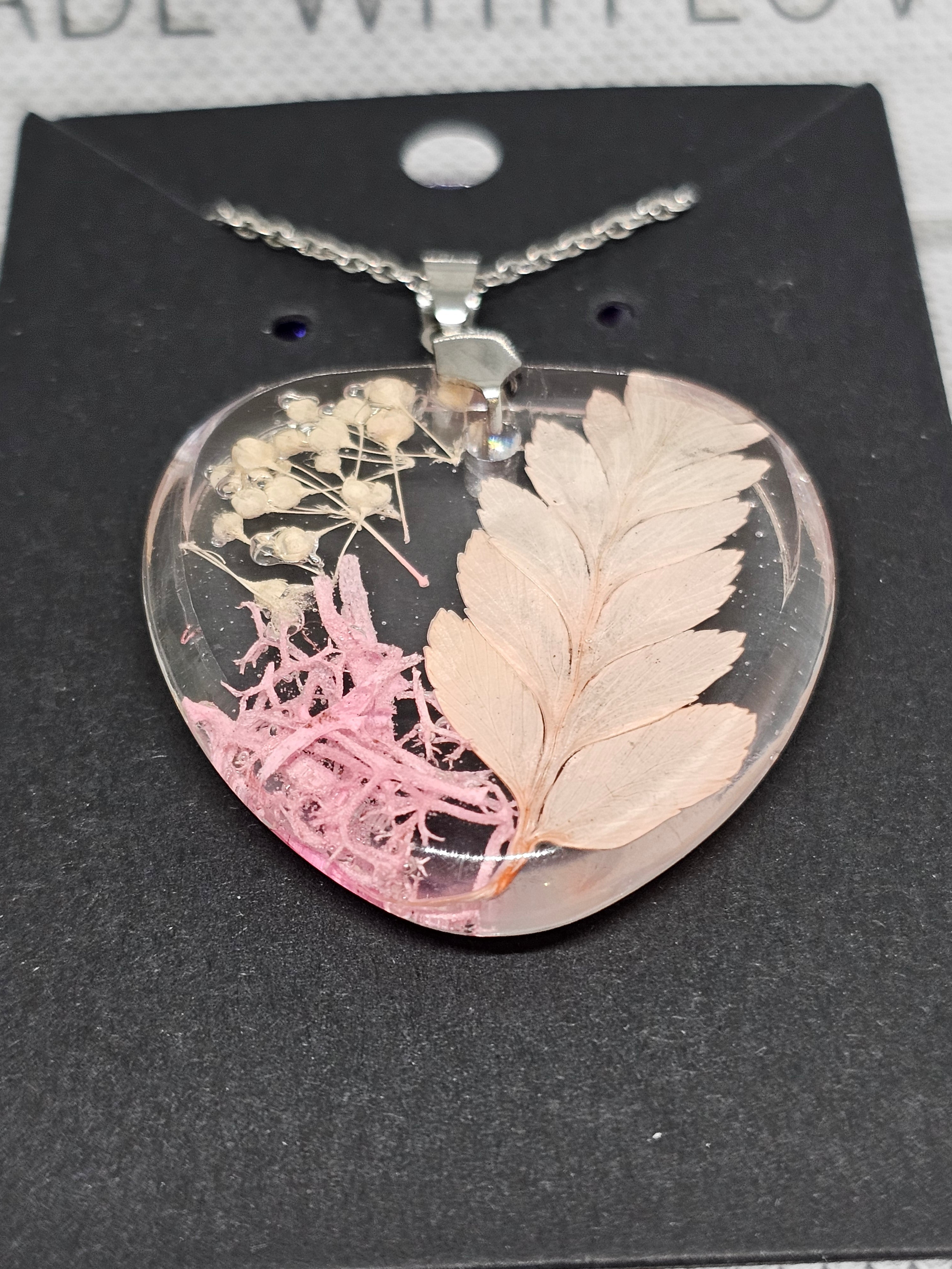 Privjesak od epoksida sa sušenim cvijećem – ružičasti botanikal na čeličnoj ogrlici