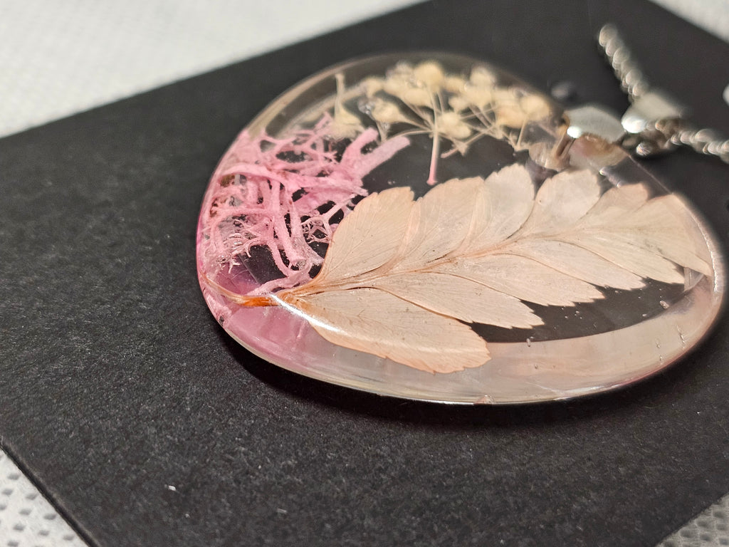 Privjesak od epoksida sa sušenim cvijećem – ružičasti botanikal na čeličnoj ogrlici