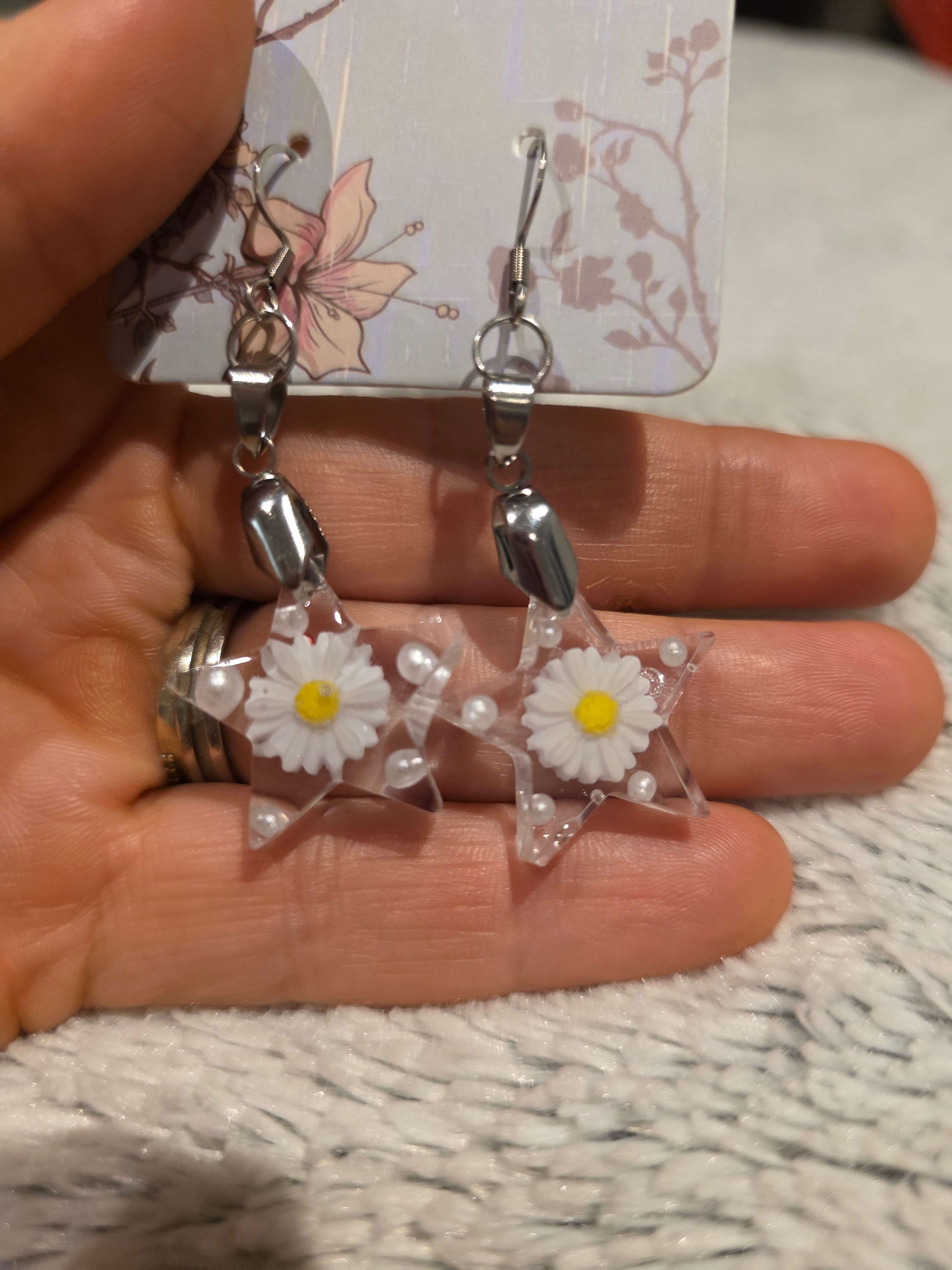 Resin earrings – clear star charms with daisies